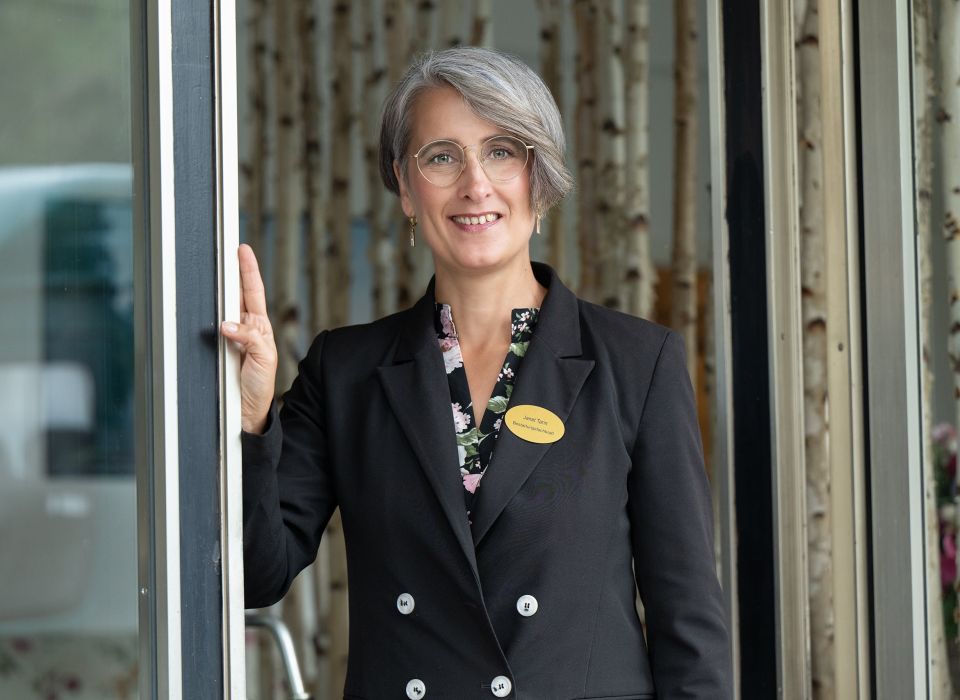 Janet Tarin begrüßt sie